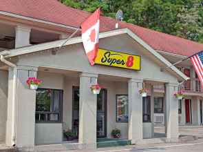 Super 8 by Wyndham Niagara Falls North