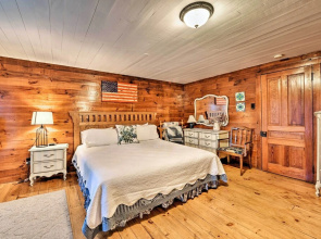 'lil Red Hen' Cottage in the Boone Area w/ Hot Tub