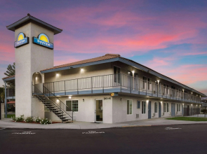 Days Inn by Wyndham Bakersfield