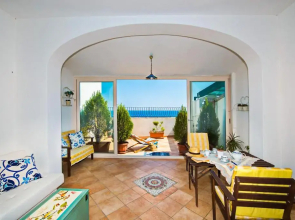 Loft at 200mt from the beach-park inside-sea view