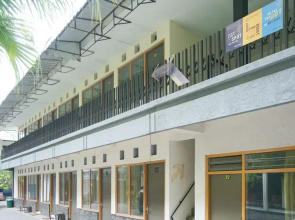 Ratna Backpacker Syariah by OYO Rooms