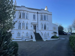 Stunning 2-bed-2bath Apt in Whitby With Parking