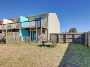 1/2 Mi to Atlantic Beach: Townhome w/ Balcony!