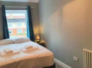 5 Bed, 2 Bath Home + Terrace, Garden & Parking