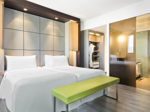 Отель Barcelona Condal Mar Affiliated by Meliá