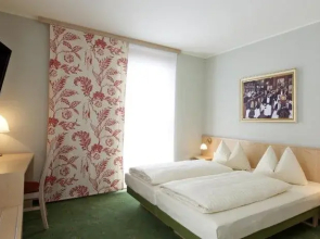 Landzeit Autobahn-Restaurant & Panorama-Hotel Tauernalm