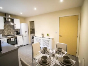 Large Modern Contractor House with Balcony & Private Parking - CMK by Comfy Workers