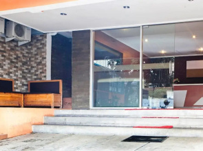 RedDoorz Syariah near BTC Fashion Mall