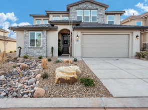 Desert Living 5 Bedroom Home by RedAwning