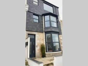 Central, stylish 3 bed apartment with sea views