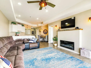 Waterfront Lake Ozark Condo w/ Pool Access