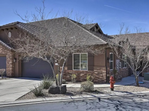 Sleek Home: Patio, Gas Grill & Access to Pool