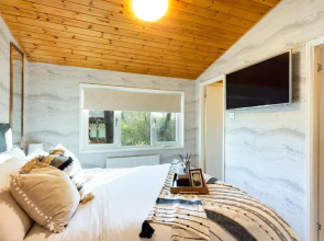 3 Bedroom Lakeview Lodge - Ensuite & Balcony Deck