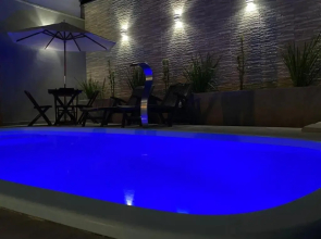 Casa com piscina e um quarto com ar split pé na areia a 50 metros da praia