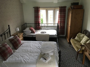 The Hollies Inn