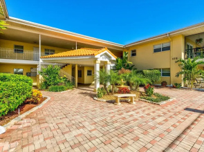 Brightwater Beach - Amazing Updates, Just a Block From the Beach