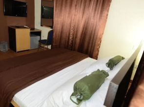 Momak 1 Hotel & Suites