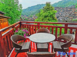 Huayiyuan Panoramic Homestay (Xijiang Qianhu Miaozhai Observation Deck)