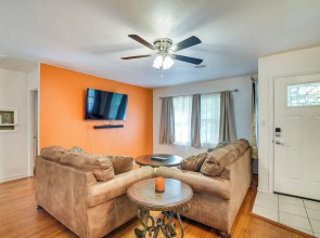 Lake Jackson Home w/ Yard, 14 Mi to Beaches!