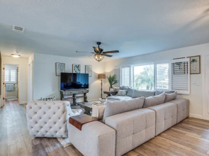 Apollo Beach Oasis: Lanai + Heated Pool!