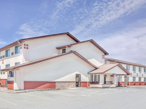 Super 8 by Wyndham Montgomery Maybrook