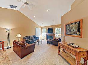 New Listing! Spacious Sunriver Haven W/ Hot Tub 3 Bedroom Home