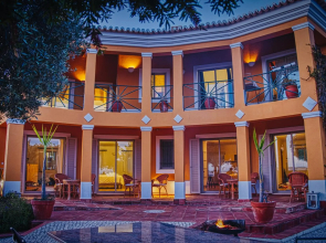 Moonshine Guest House with private studios and private cottage
