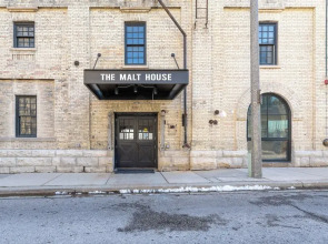 Brewery District Apartment Near Fiserv with Rooftop, Gym, and Parking