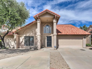 Private Pool, Gas Grill: Chic Glendale Home!