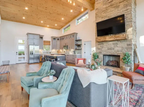 Modern Mtn Cabin w/ Deck & Views in Blue Ridge!