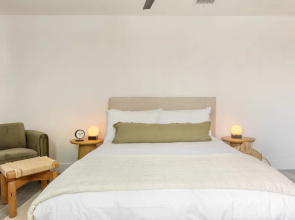 Boho Joshua Tree Escape w/ Firepit, Courtyard & Epic Views Asteroid by Avantstay