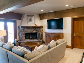Luxury One Bedroom with Hot Tub 1 Apartment Hotel by RedAwning
