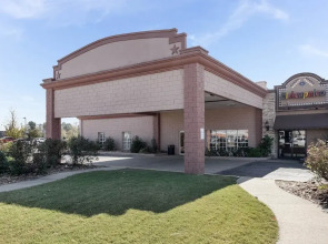 Econo Lodge Inn & Suites