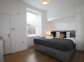 Dundee - 1 Bed - Sleeps 5 - Pet Friendly