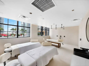 Chic Downtown 1BR with Stunning Views