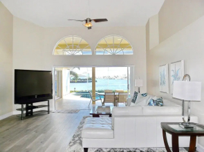 Waterfront Home With Spectacular View, Pool and spa