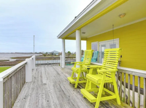 Walk to Beach: Bayfront Gilchrist Getaway!