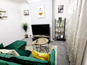 Gillingham Home - Sleeps 4 - Comfort & Convenience