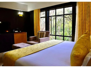 West Wood Hotel