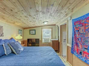 Charming Lakeview Cottage With Lake Access!