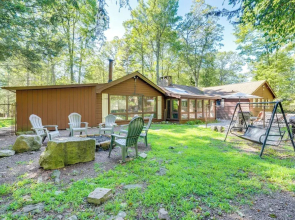 3 Mi to Slopes! Hot Tub Haven Near Lake Harmony