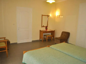 Holiday Studio Apartments Yannis on Agios Gordios Beach in Corfu