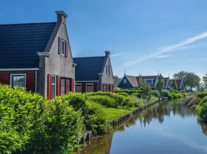 Holiday Home Built in Zaanse Style, Near Alkmaar