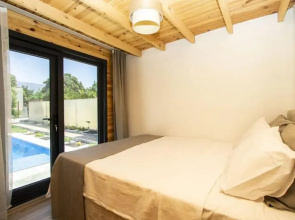 Villa With Pool Jacuzzi and Backyard in Inlice