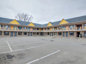 Falls Inn Near Casino Niagara By OYO