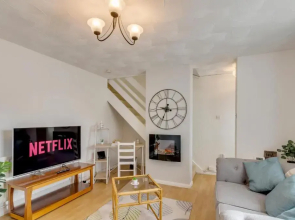Nursery Rest is perfect for a Quiet Family Holiday with Garden, Netflix & Self Check-In, Fully Equiped Kitchen and Free Parking by Ginger and Gold