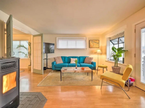 Portland Floating Home Getaway w/ Sauna!