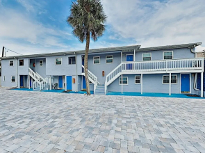 Coastal W/ Patios - Walk 3 Minutes To Beach! 1 Bedroom Condo