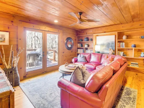 3 Mi to Dtwn Ellijay: Tree-lined Cabin w/ Deck!