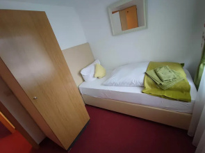 Room in Guest Room - Single Room With Shared Bathroom and Kitchen